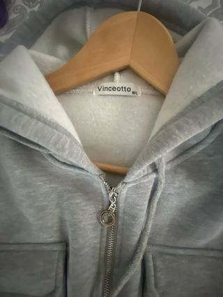 Mono de diseño, gris con capucha y bolsillos