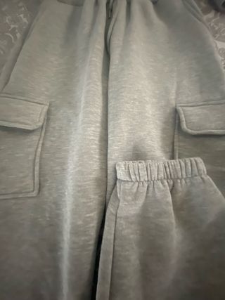 Mono de diseño, gris con capucha y bolsillos