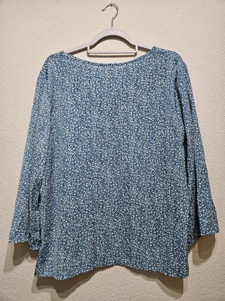 Blusa azul con estampado floral