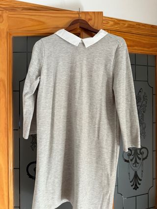 Vestido corto gris con cuello blanco