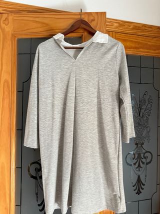 Vestido corto gris con cuello blanco