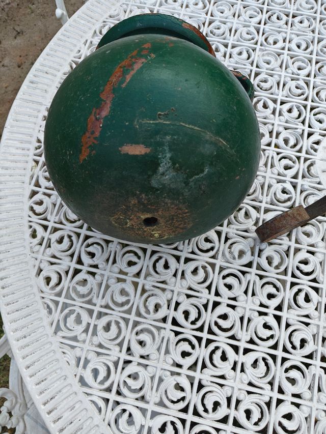 Orza de barro antigua con macetero de hierro