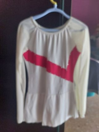 Mallot de patinaje blanco y rojo