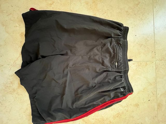 Pantalones cortos running Nike negros y rojos