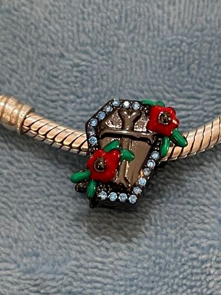 Charm ataúd con flores y cristales