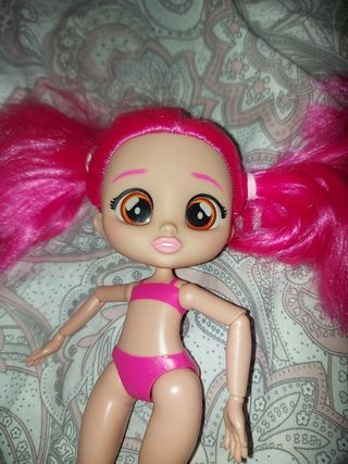 Muñeca articulada con pelo rosa