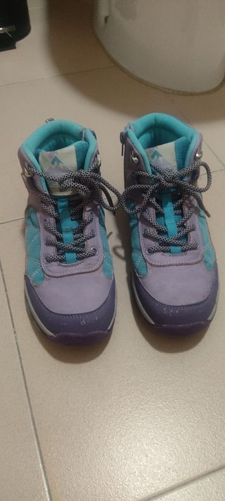 Botines morados y turquesa