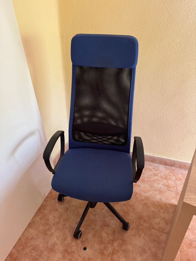 Silla de escritorio azul y negra