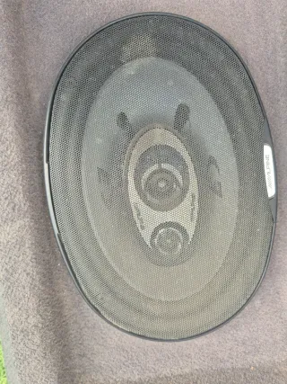 Bandeja Opel Kadett GSI con altavoces