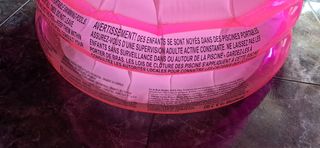 Piscina hinchable rosa y blanca