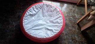 Piscina hinchable rosa y blanca