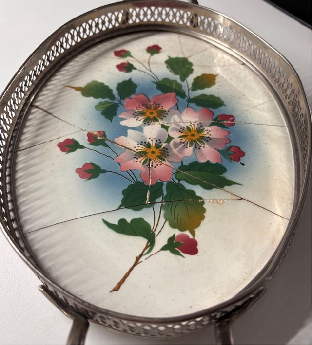 Antico vassoio in argento con fiori del 1862