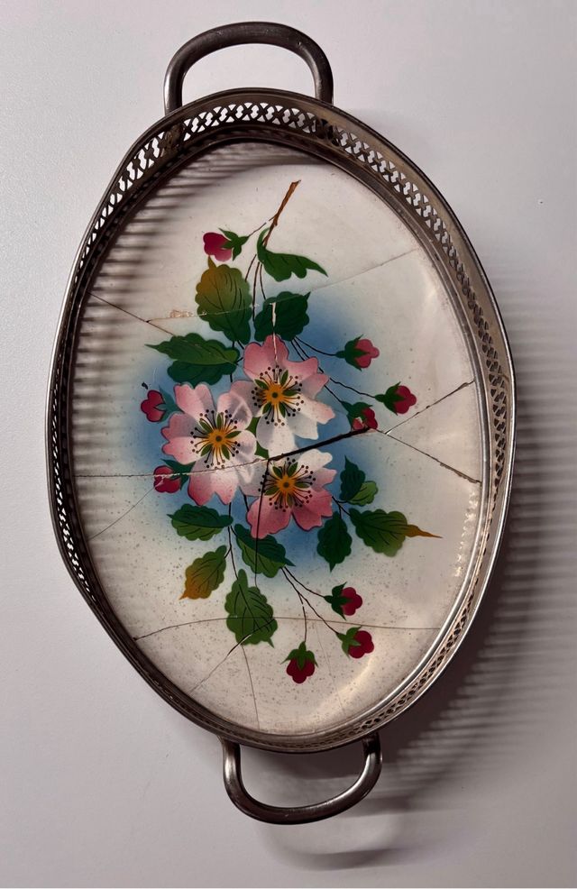 Antico vassoio in argento con fiori del 1862