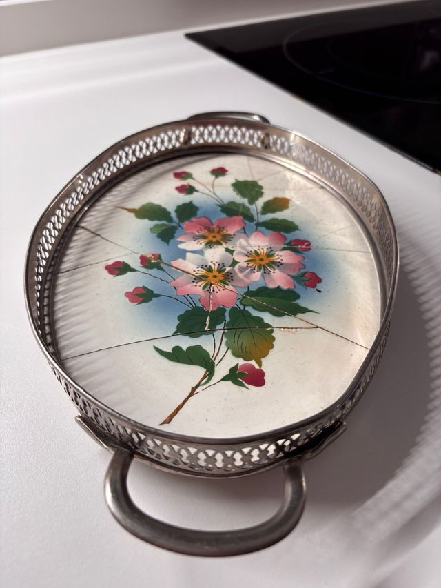 Antico vassoio in argento con fiori del 1862