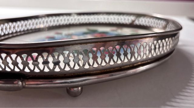 Antico vassoio in argento con fiori del 1862