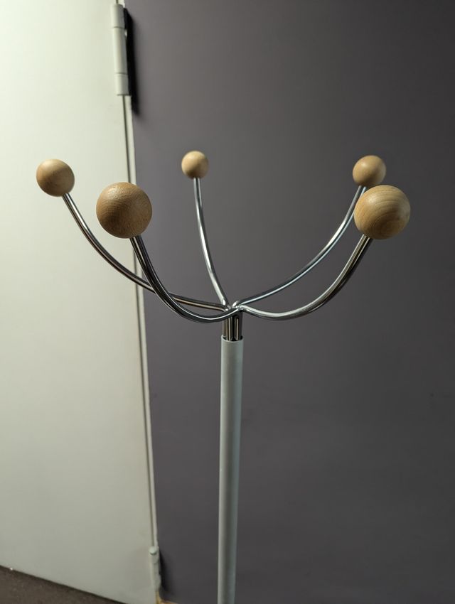 Perchero de pie plateado y madera