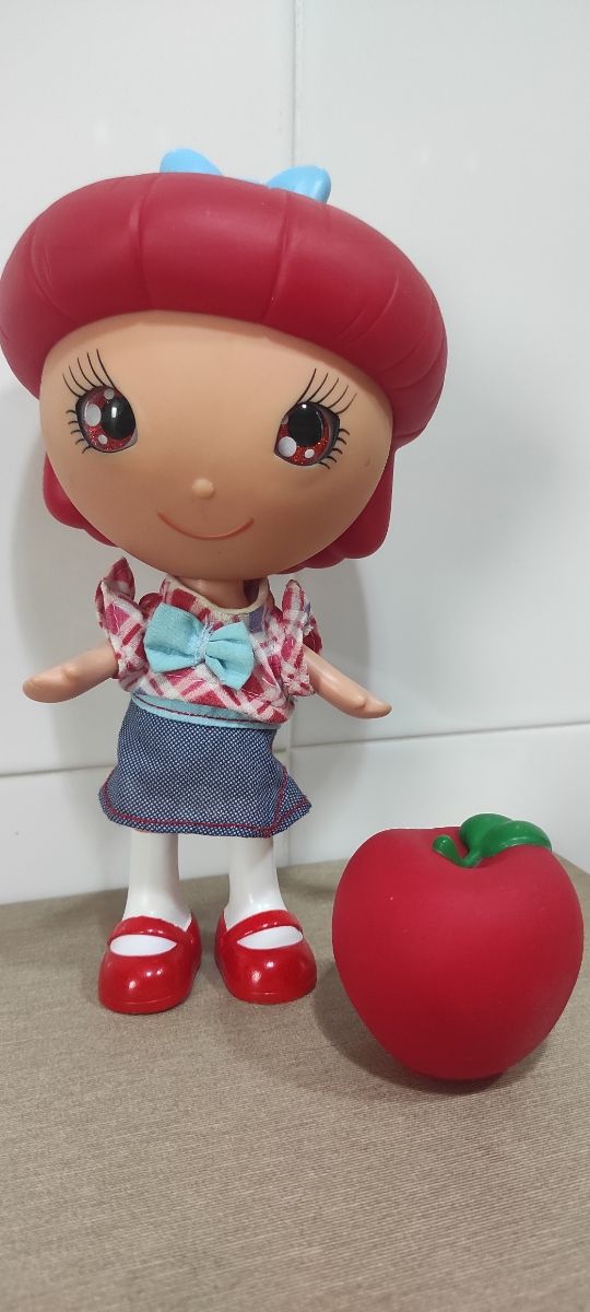 Muñeca Manzana Roja