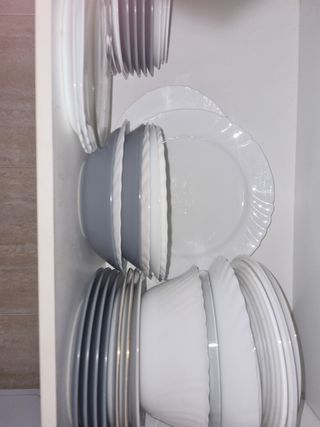 Juego de vajilla y vasos de cristal