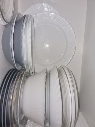 Juego de vajilla y vasos de cristal