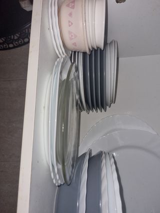 Juego de vajilla y vasos de cristal