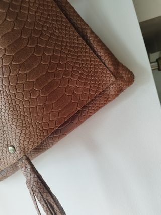 Bolso de piel con textura sepenteada