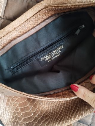 Bolso de piel con textura sepenteada
