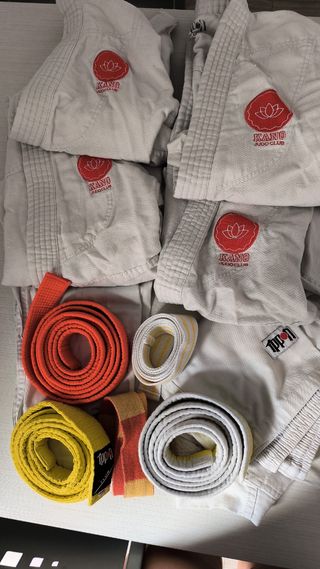 Lotto 4 tute da judo più cinture. Judogi