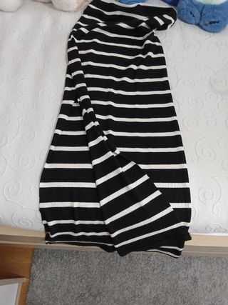 Falda larga ajustada de rayas. Con una abertura.