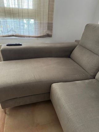 Sofá y chaiselongue de tela abatibles.