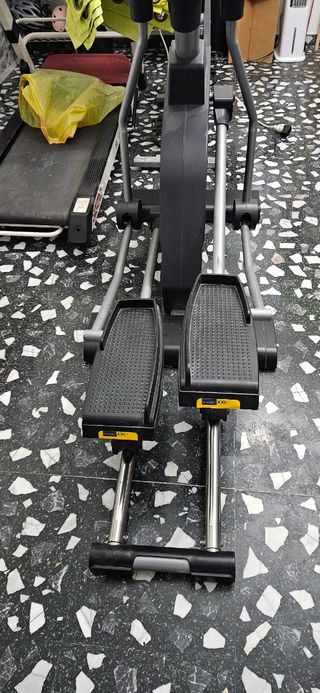 Elíptica BH Fitness FDC19 impecable