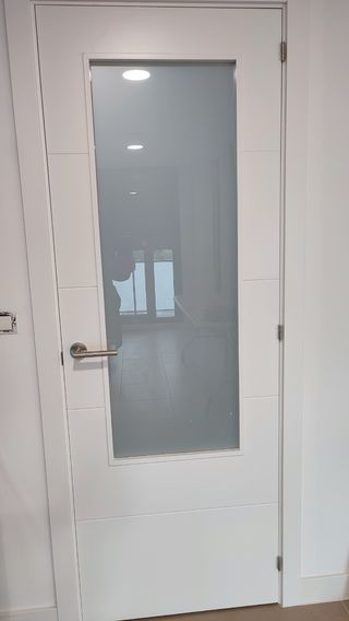 Puerta interior madera lacado blanco con cristal