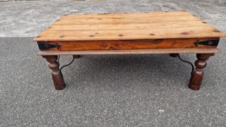 Mesa de madera rústica con detalles metálicos