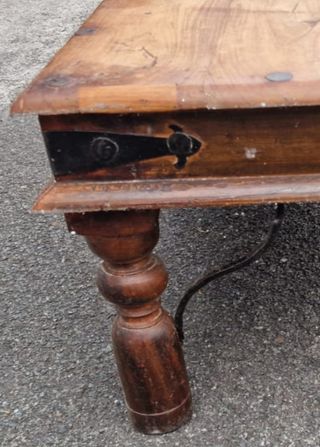 Mesa de madera rústica con detalles metálicos