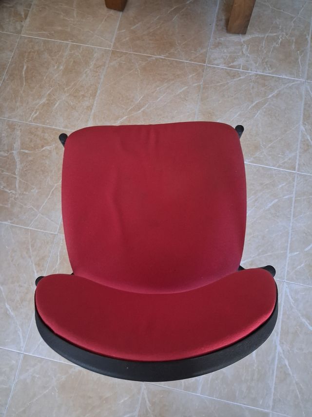 Silla de escritorio roja y negra
