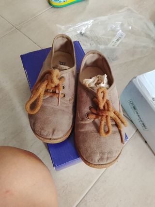 Zapatos niño cordones beige