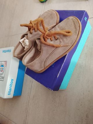 Zapatos niño cordones beige