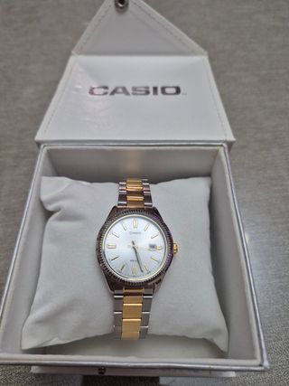 Reloj Casio Mujer Dorado y Plateado