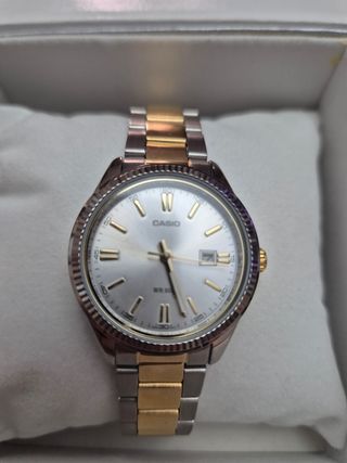 Reloj Casio Mujer Dorado y Plateado