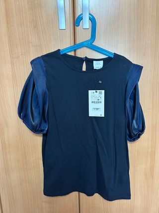 Camiseta Zara Negra Mangas Pomposas
talla 11-12