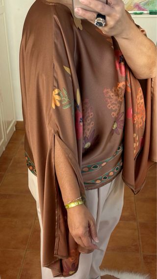 Blusa estampada floral marrón y multicolor