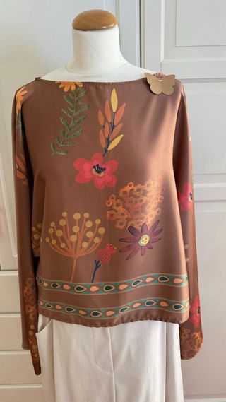 Blusa estampada floral marrón y multicolor