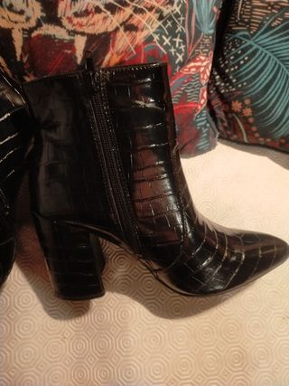 Botines negros efecto piel serpiente talla 39