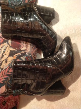 Botines negros efecto piel serpiente talla 39