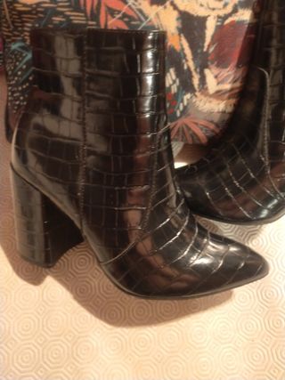 Botines negros efecto piel serpiente talla 39