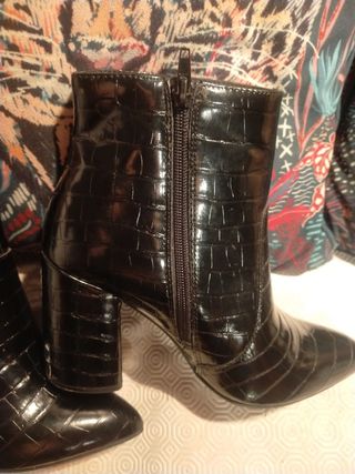 Botines negros efecto piel serpiente talla 39
