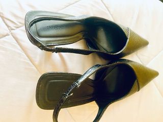 Zapatos destalonados negros efecto piel serpiente.