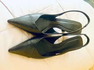 Zapatos destalonados negros efecto piel serpiente.