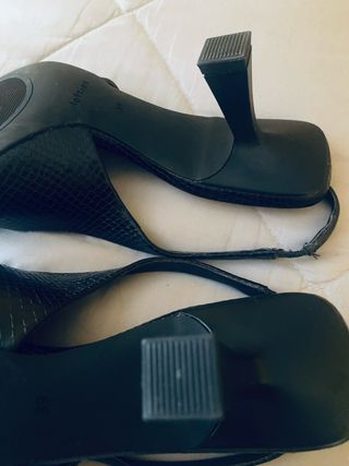 Zapatos destalonados negros efecto piel serpiente.