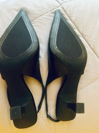 Zapatos destalonados negros efecto piel serpiente.