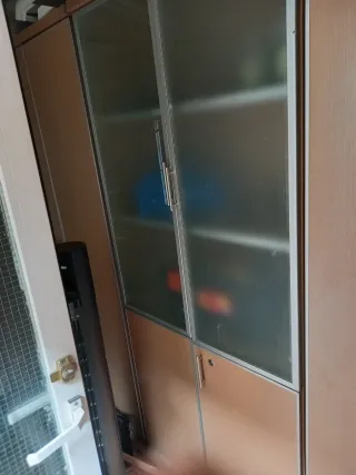 Armarios de madera, metal y cristal